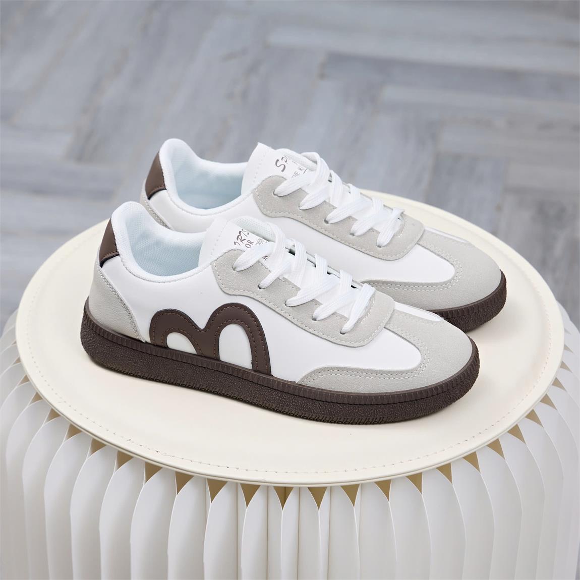 Sneaker tự do